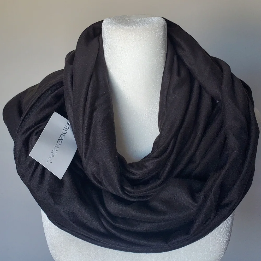 NWT Beyond Yoga Hidden Pocket Infinity Scarf Black